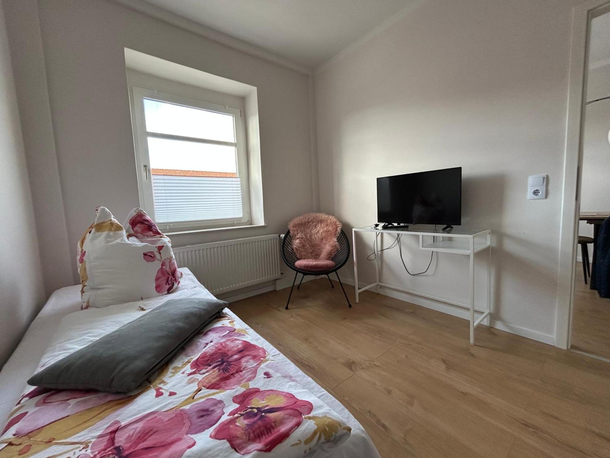 נאומבורג Schoene Neue 4 Zimmer Wohnung Mit Sued-Balkon Bis 8 Personen מראה חיצוני תמונה